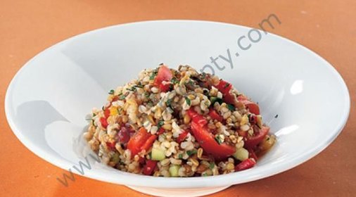 Салат из злаков с помидорами и огурцами