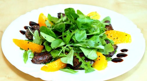 Теплый салат из куриной печени с апельсином