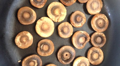 Свинина, запеченая с грибами и помидорами