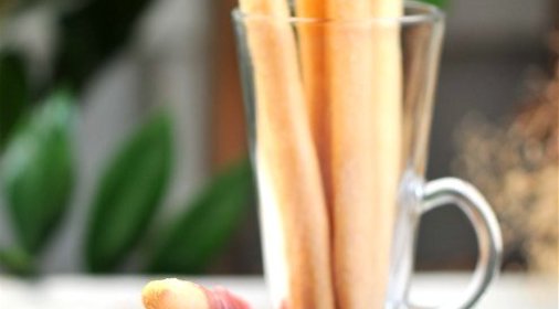 Гриссини с сыровяленой ветчиной