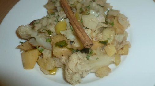 Цветная капуста с яблоками и айвой