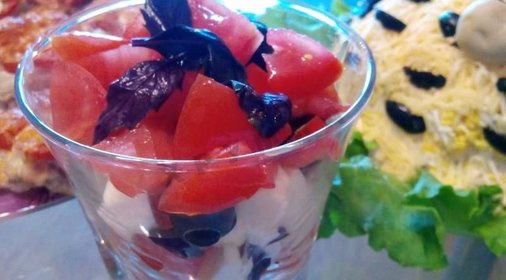 Салат с оливками и помидорами