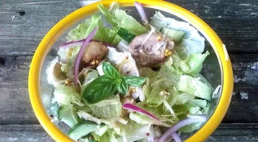 Салат с айсбергом и шампиньонами