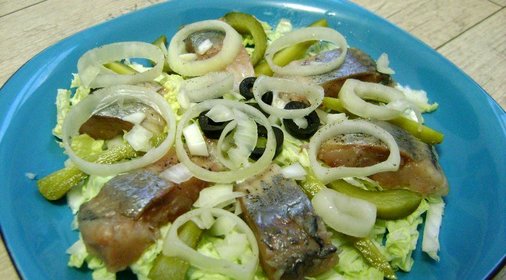 Салат с сельдью и пекинской капустой