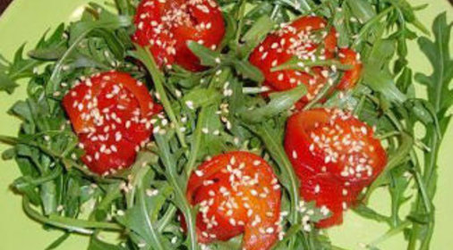 Салат с запеченным перцем и кунжутом