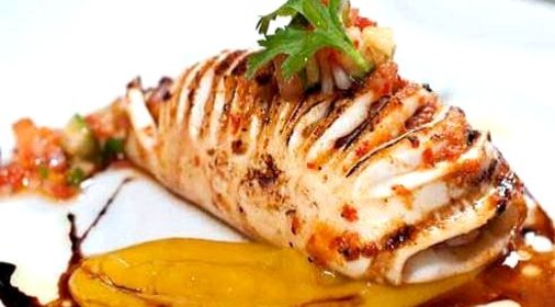 Фаршированные кальмары гриль под соусом из манго