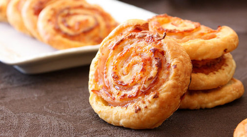 Улитки из слоеного теста с беконом