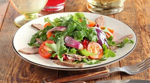 Теплый салат с говядиной