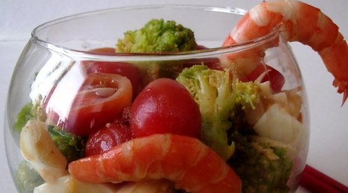 Весенний салат с брокколи и креветками.