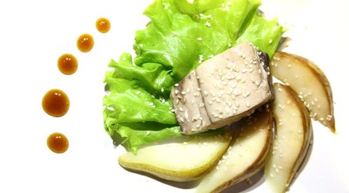 Запеченый тунец с гарниром из груш