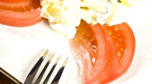 Салат с колбасой или ветчиной