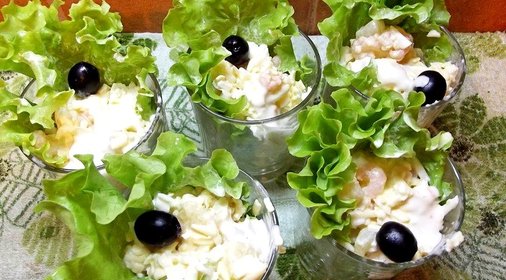 Салат с креветками и ананасом