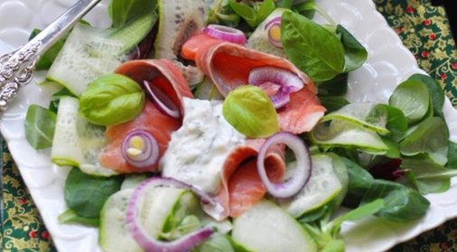 Салат с огурцом и лососем в йогуртной заправке