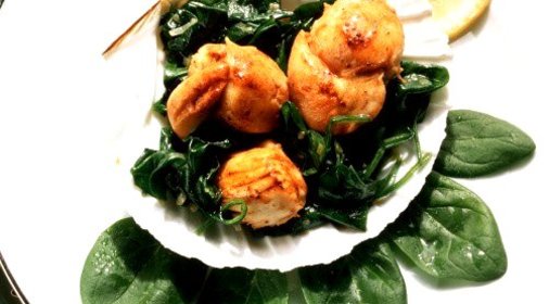 Гребешки с салатом пак-чой и кунжутом