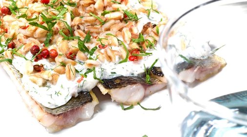 Корюшка с огуречным таратором и полбой