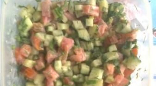 Салат из огурцов и помидоров и сметаны