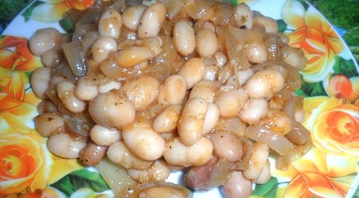 Фасоль в горшочке с томатным соусом