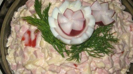 Салат с колбасой и сыром