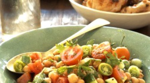 Салат с нутом, помидорами и мятой