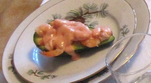 Легкий салат из авокадо с креветками