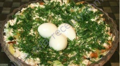 Салат гнездо глухаря с перепелиными яйцами и курицей