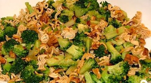 Салат с пеканом и брокколи