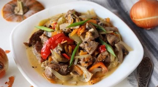 Мясо с овощами в казане