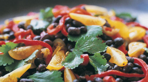 Салат из черной фасоли и жареного стручкового перца
