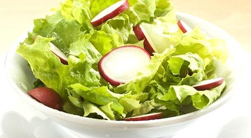 Салат из латука, редиса и кедровых орешков с цитрусовой заправкой