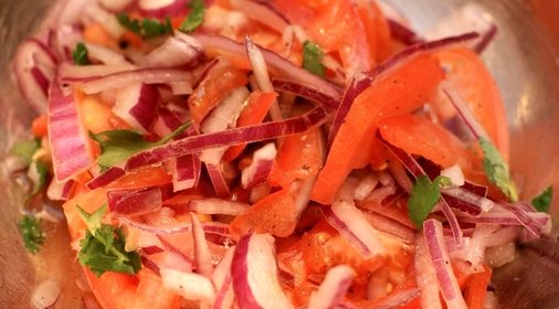 Салат с красным луком и помидорами