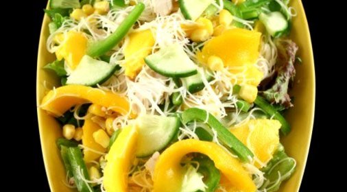 Куриный салат с манго, огурцом, красным перцем и медово-горчичной заправкой