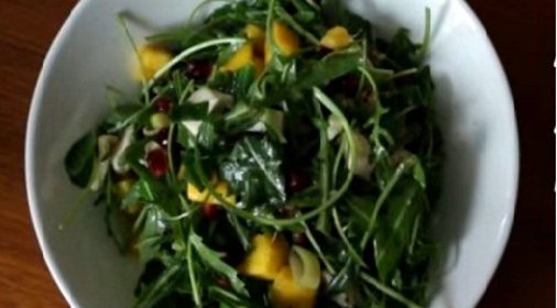 Салат из граната и зеленого лука