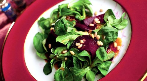 Сашими из свеклы с салатом корн и медово-горчичной заправкой