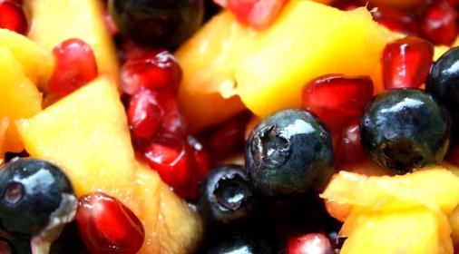 Летний салат из манго, гранатовых зерен и черники