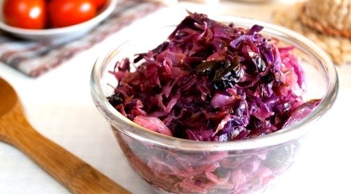 Тушёная краснокочанная капуста