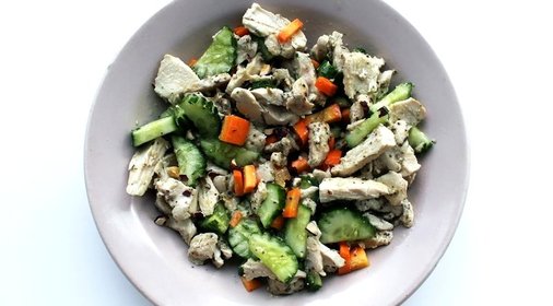 Салат с курицей и горько-сладкой заправкой