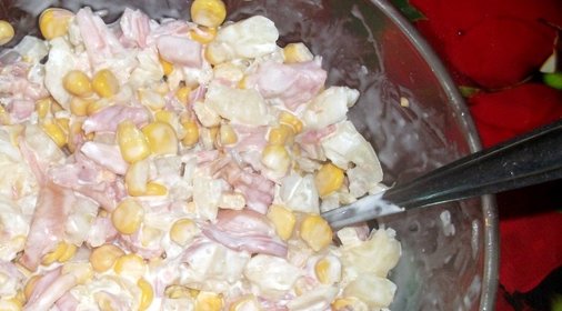 Салат из копченой курицы с ананасом