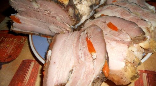 Грудинка в фольге с морковью и чесноком