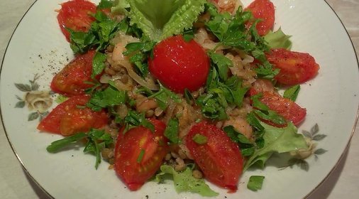 Теплый салат с чечевицей и креветками