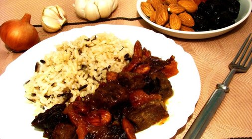 Говядина с сухофруктами