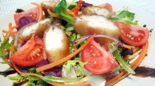 Салат с жареным филе грудки цыпленка