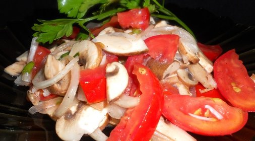 Салат из помидоров и свежих шампиньонов