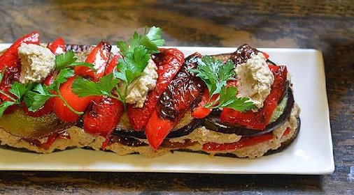 Чесночно-ореховый салат с баклажанами и перцем