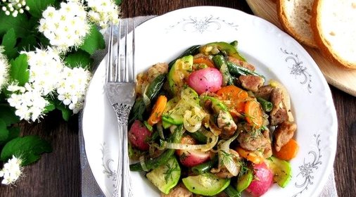 Индейка с овощами на сковороде