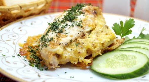 Рисовый салат с копченым лососем и огурцом