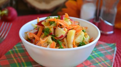 Салат из капусты, моркови и редиса