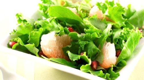 Латук с кресс-салатом, гранатом и жареным миндалем