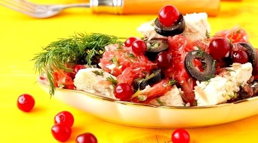 Салат с курицей, грейпфрутом и клюквой