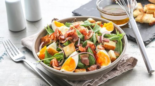 Салат из шпината с теплой заправкой из бекона