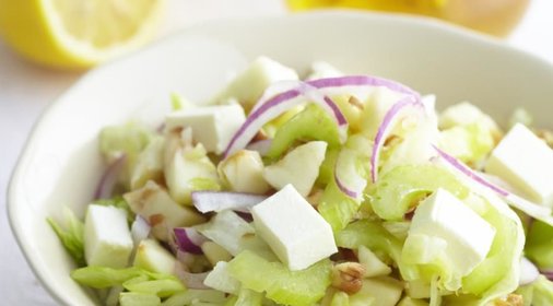 Салат с антоновкой, сельдереем и бри